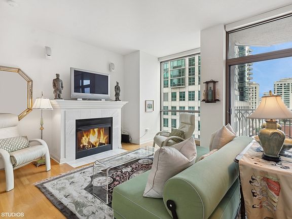 5th image of 21 E Huron St APT 1201