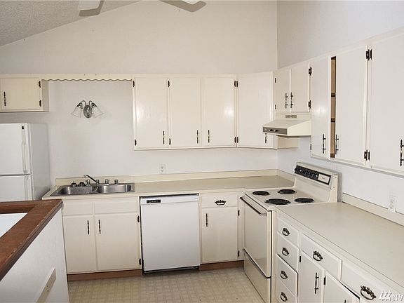 5th image of 946 Ocean Shores Blvd SW Unit 4