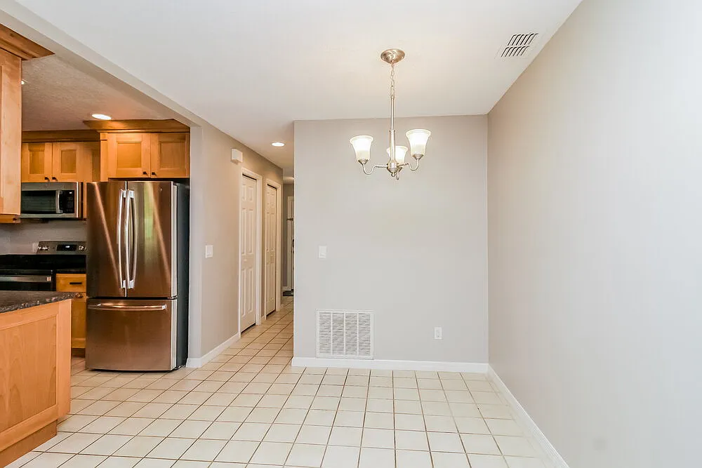 3 bed, 2.0 bath, 1606 sqft, $3,720 — Photo 4