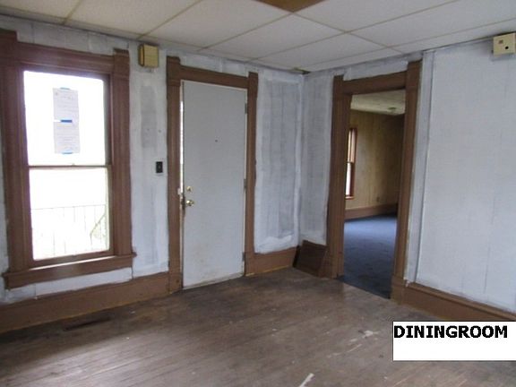 3rd image of 304 E Walnut St