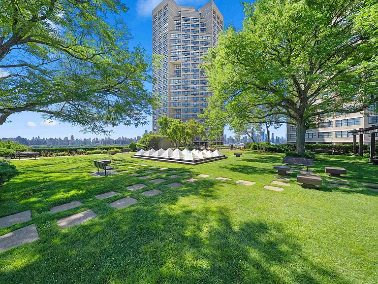 7002 Boulevard East #41-J — Photo 21
