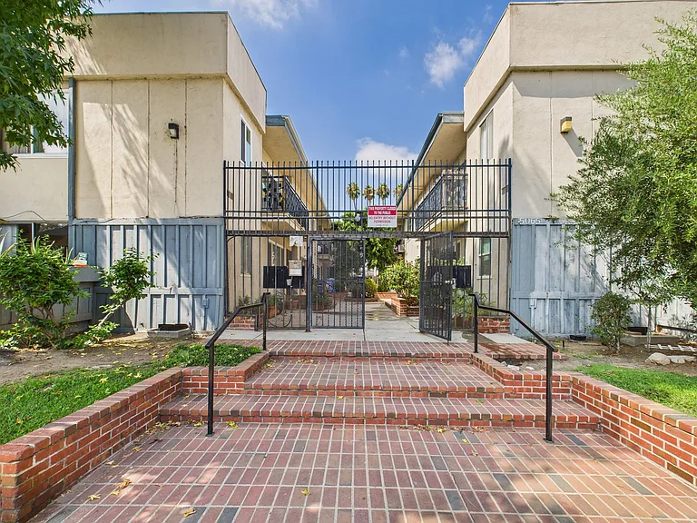 Buffalo Sherman Oaks Apartments — Photo 43