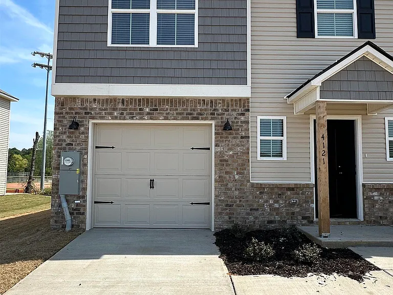 4121 Hudson Ct — Photo 2
