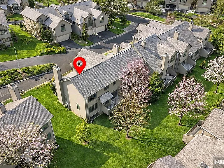 408 Dogwood Ct — Photo 2