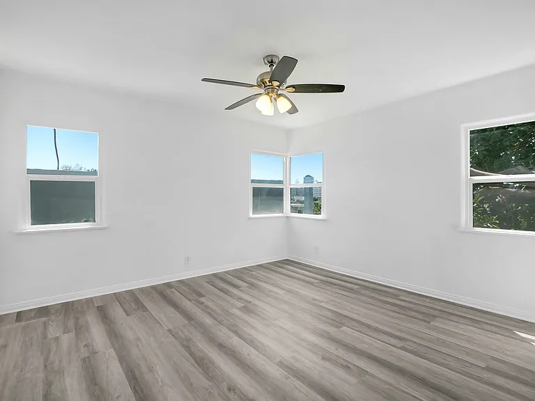 Wilcox Apartments — Photo 16