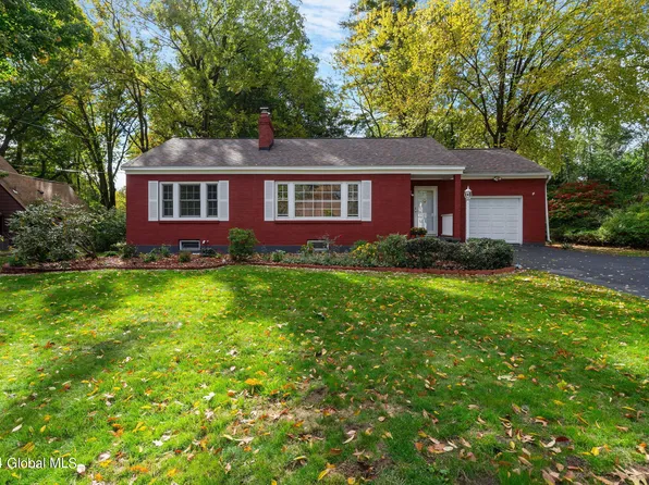 2976 Hillcrest Rd, Niskayuna, NY 12309