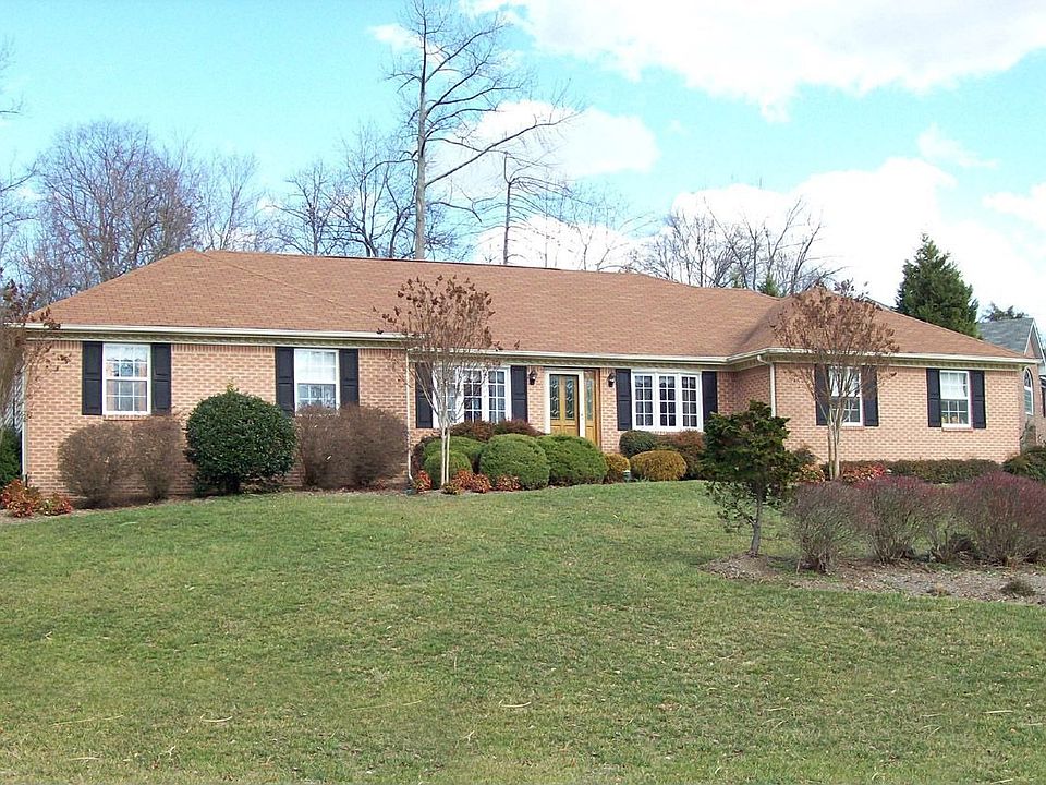 Corner Lot*Professionally Landscaped*Inground Sprinkler System*