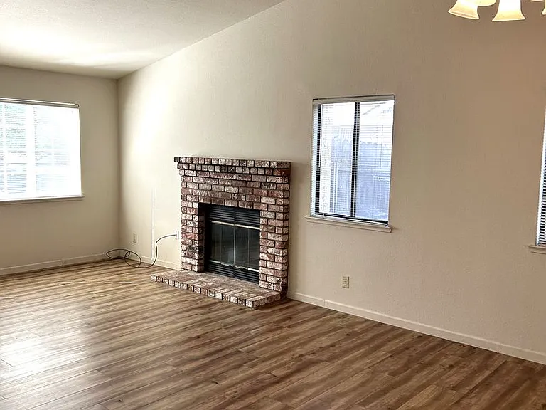 306 Autumn Gold Dr — Photo 4
