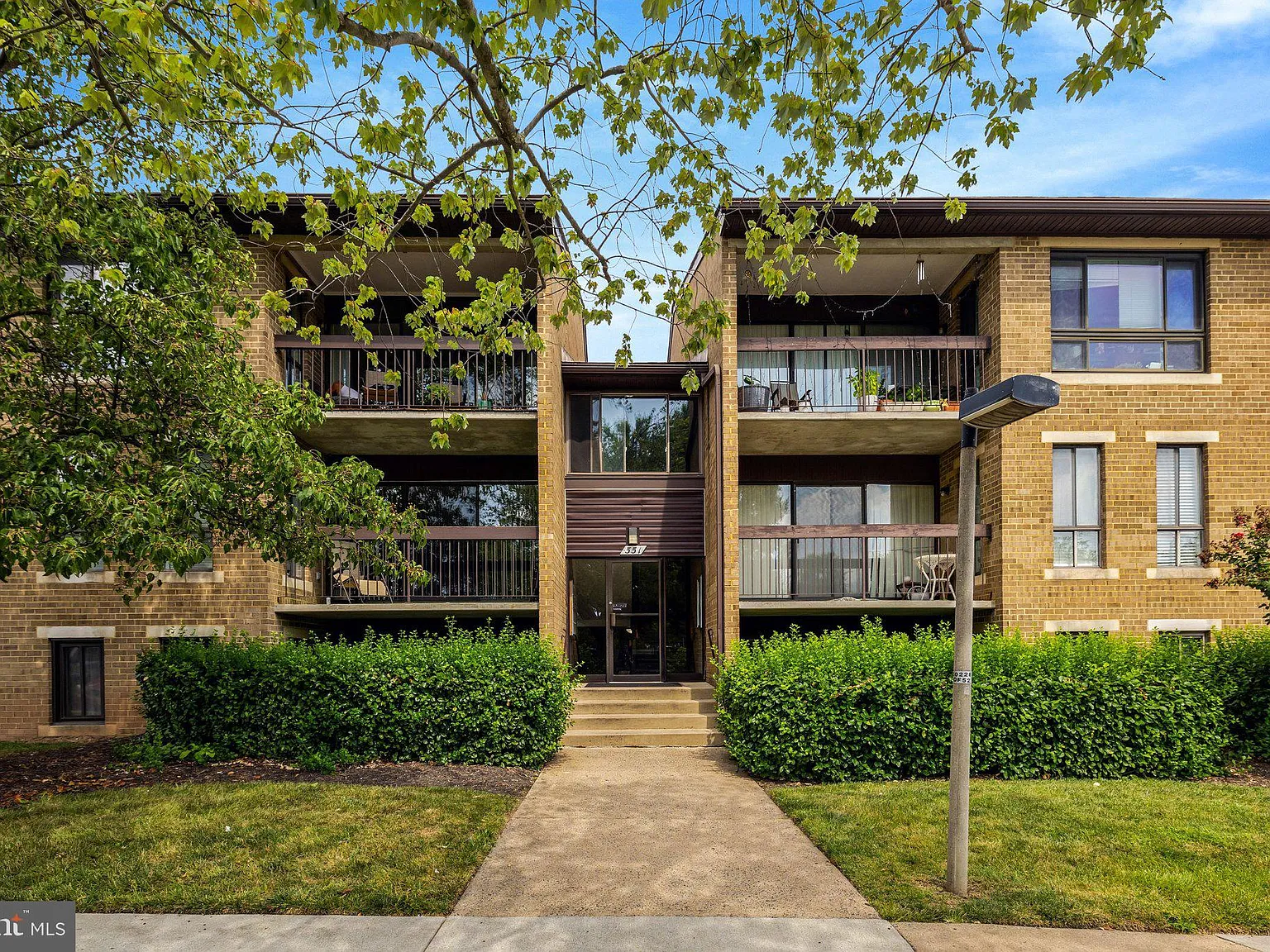Jefferson Mews Condo — Photo 1