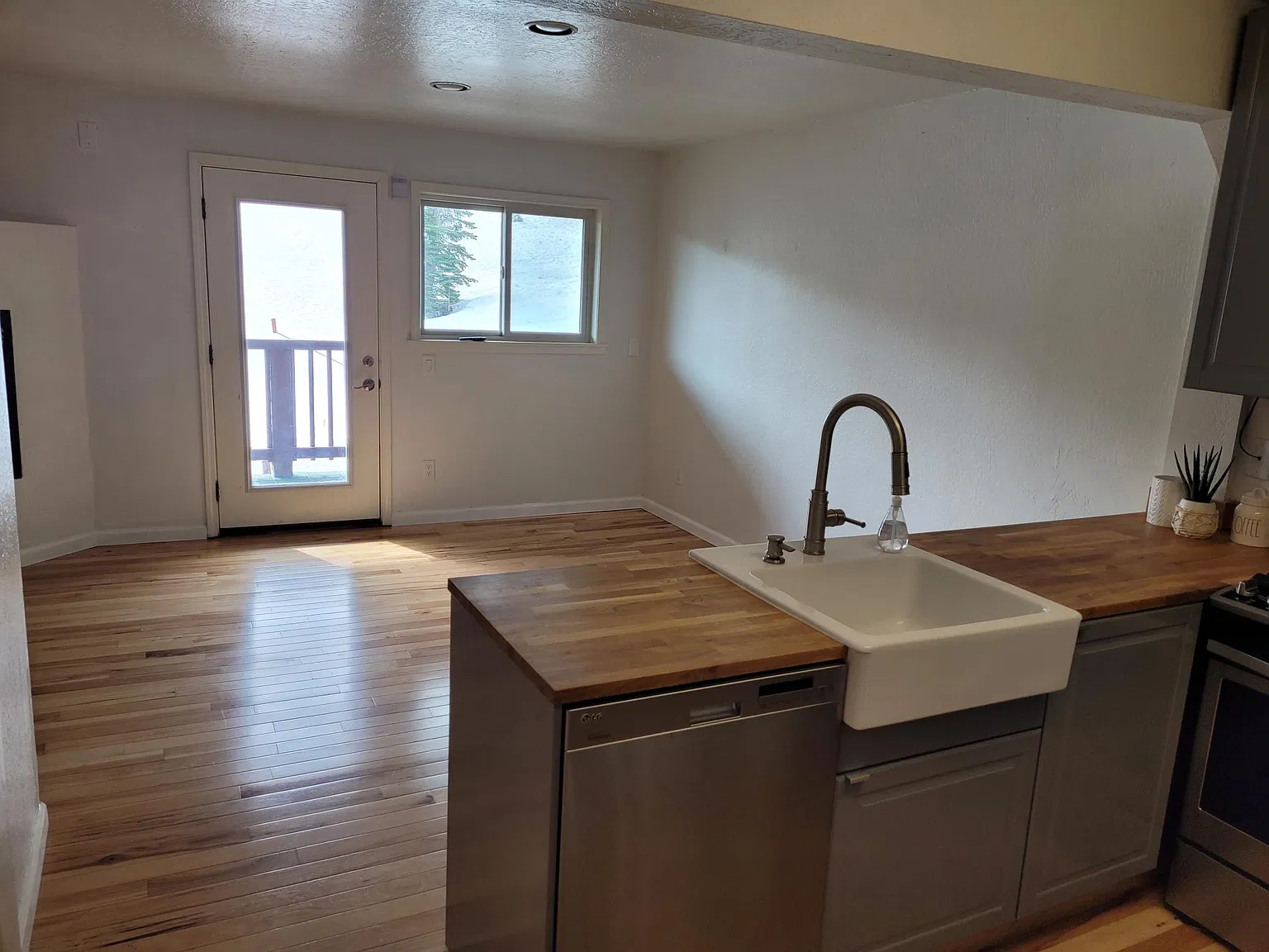 2 bed, 850 sqft, $2,250 — Photo 2