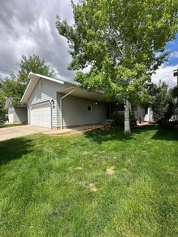 3 bed, 3.0 bath, 2190 sqft, $2,300 — Photo 1