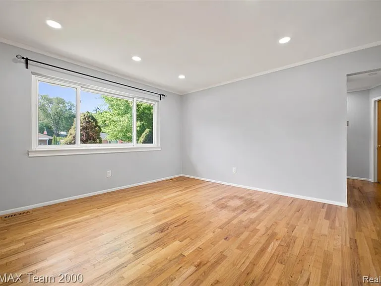 31906 Cambridge St — Photo 5