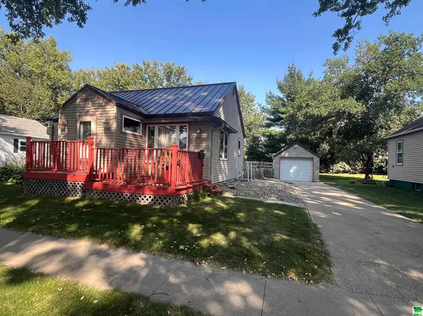 606 3rd Ave NE, Sioux Center, IA 51250