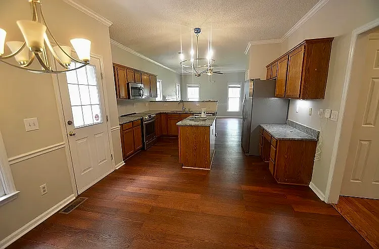 4 bed, 2.5 bath, 2160 sqft, $2,505 — Photo 4