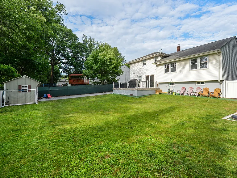 154 Middlesex Ave — Photo 30