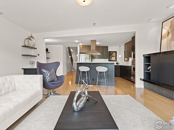 5th image of 900 W Pearl St #205