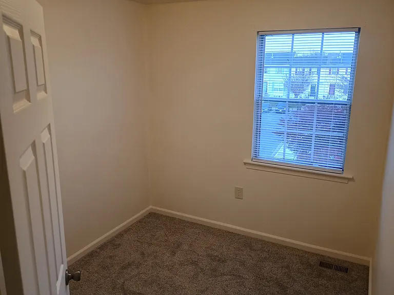 402 Terry Ct — Photo 10