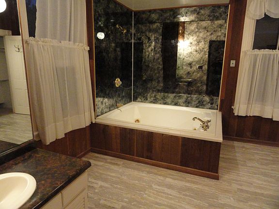 Large Jacuzzi 2nd floor bath