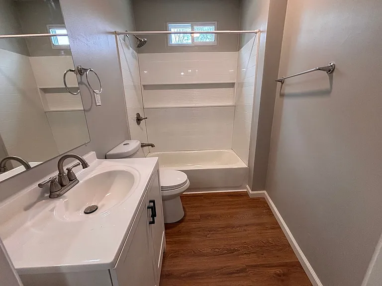 100 E 9th St SW — Photo 36