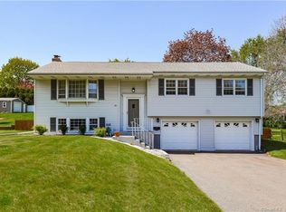 95 Lamplighter Ln, Newington, CT 06111