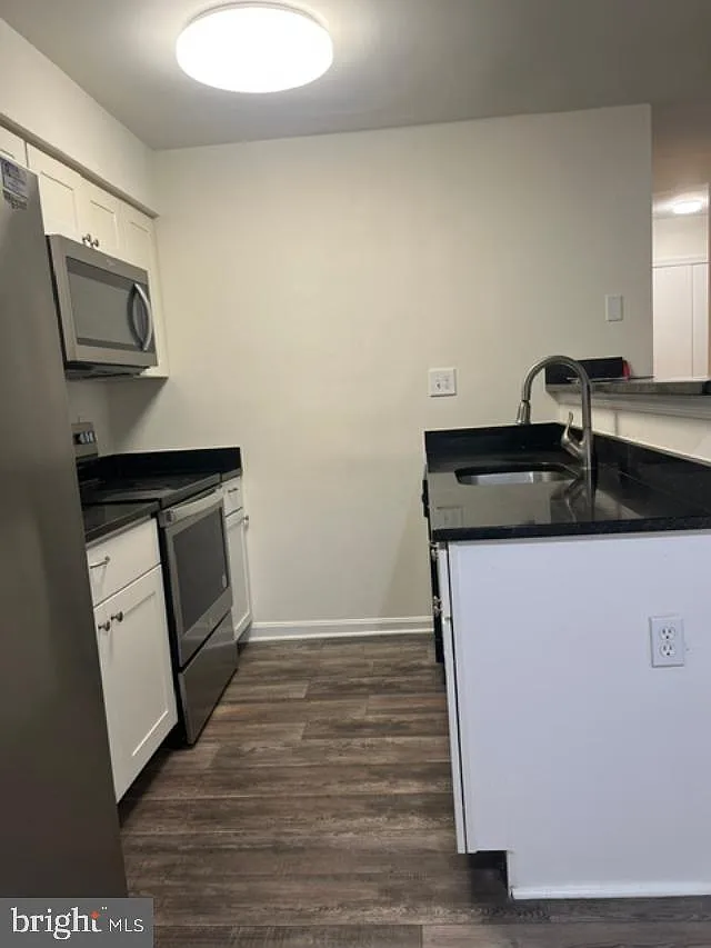 2 bed, 2.0 bath, 825 sqft, $2,200 — Photo 4