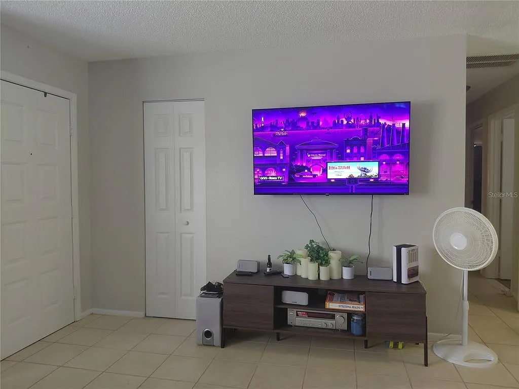 2 bed, 2.0 bath, 1049 sqft, $2,600 — Photo 2