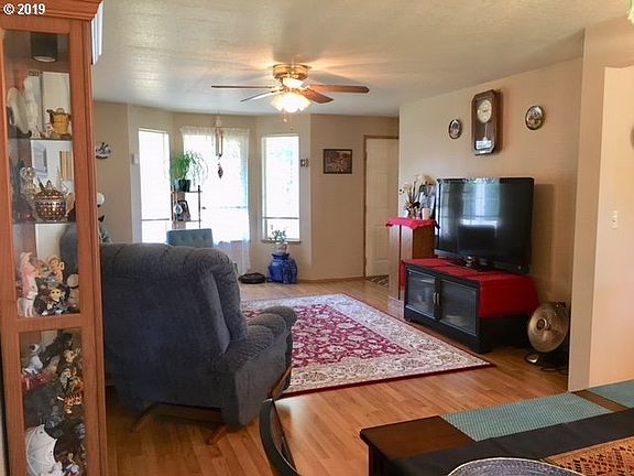5th image of 211 NE 176th Ave