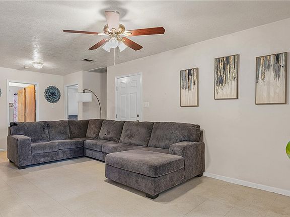 3rd image of 1009 W 17th St