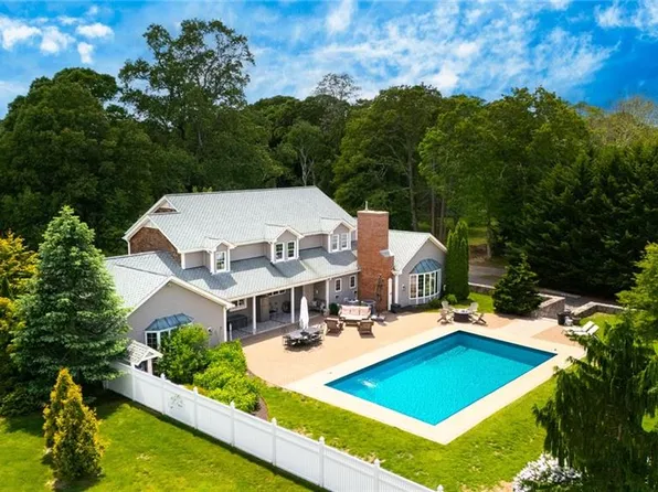 74 Oakwoods Dr, South Kingstown, RI 02879