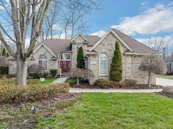 2747 Burningbush Dr, Sterling Heights, MI 48314