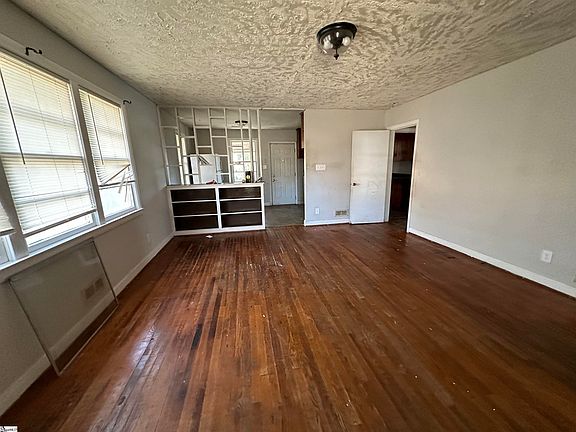 3rd image of 371 Crestview Dr