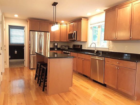 4th image of 11 Blueberry Hill Ln