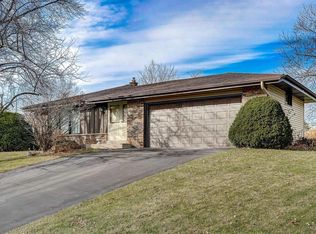 15550 W Mark Dr, New Berlin, WI 53151