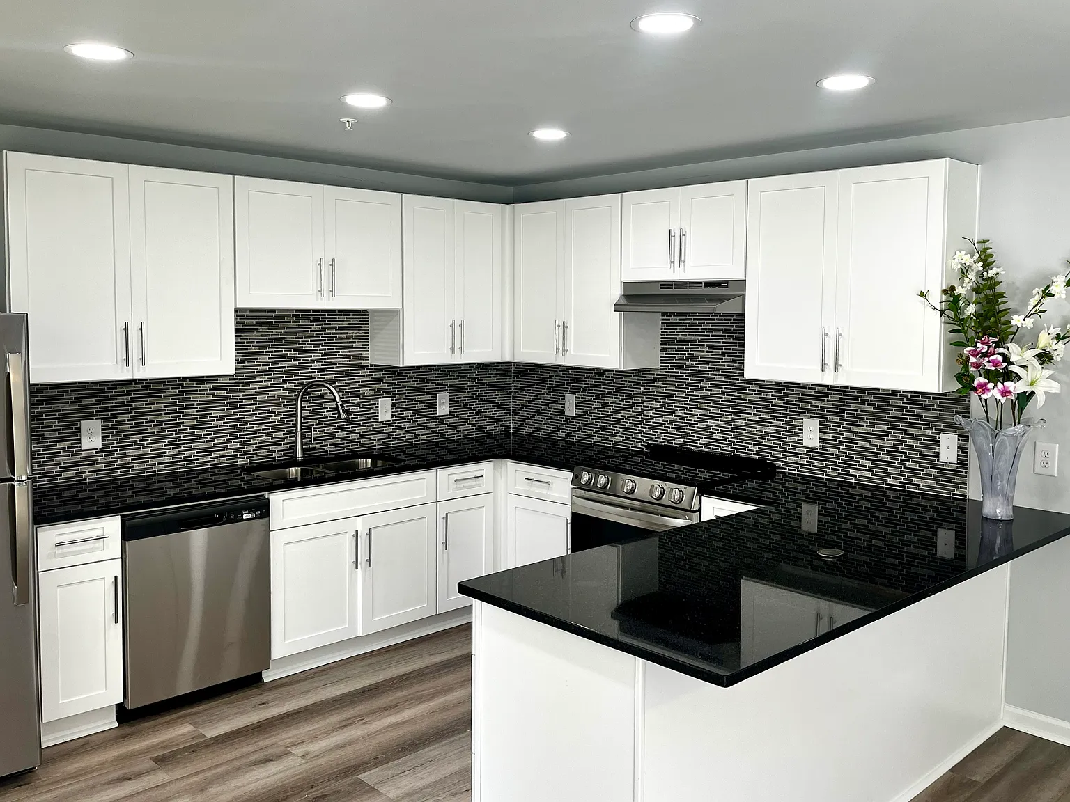 Somerset Apartments — Photo 3