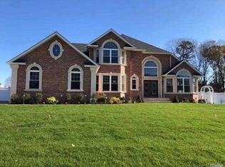 17 Southview Cir, Lake Grove, NY 11755