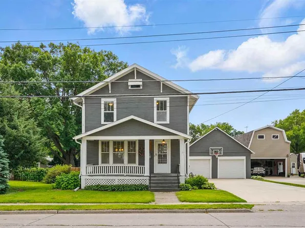 427 E Van Buren St, Washington, IA 52353