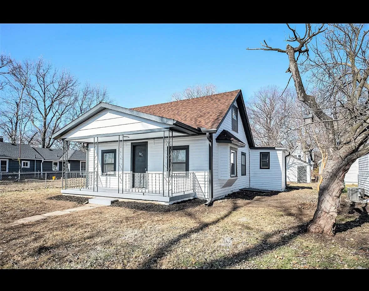 4 Bed 2 Bathroom With Garage! — Photo 2