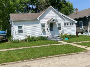 714 W Chestnut St, Freeport, IL 61032