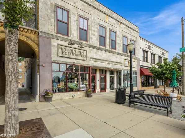 25 S La Grange Rd APT E, La Grange, IL 60525