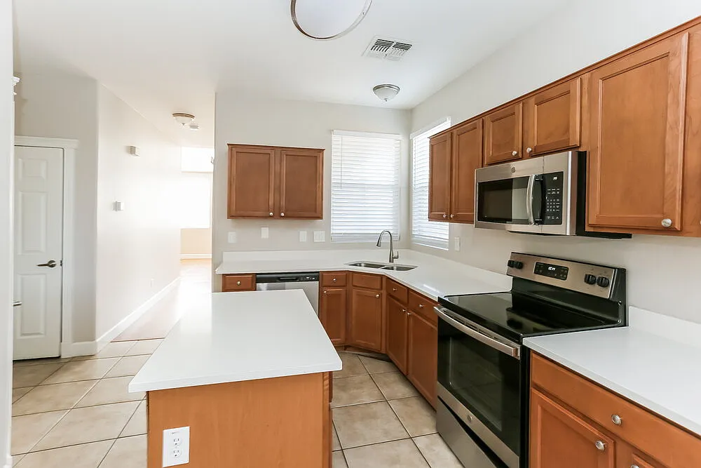 4 bed, 2.5 bath, 2002 sqft, $2,185 — Photo 3