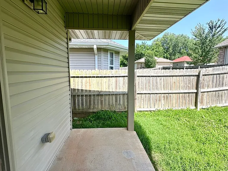1024 E Caravan St — Photo 22