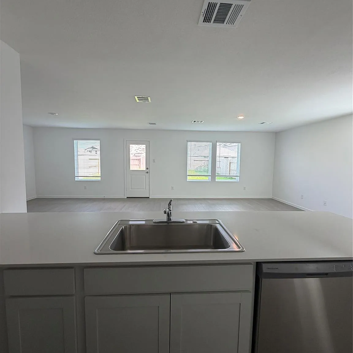 4 bed, 2.5 bath, 2279 sqft, $2,150 — Photo 4