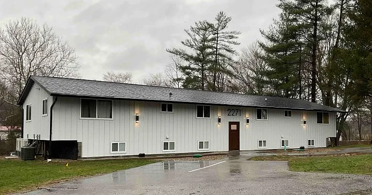 Front of the building. Four apartments in the building