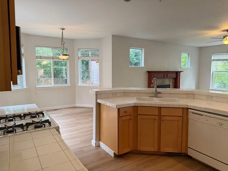 184 SW 105th Ter — Photo 3