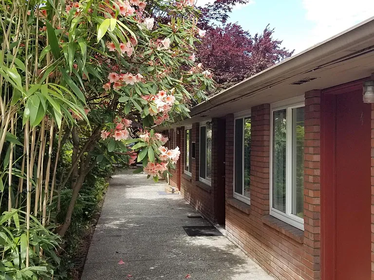 Well kept common area and direct entry to unit.