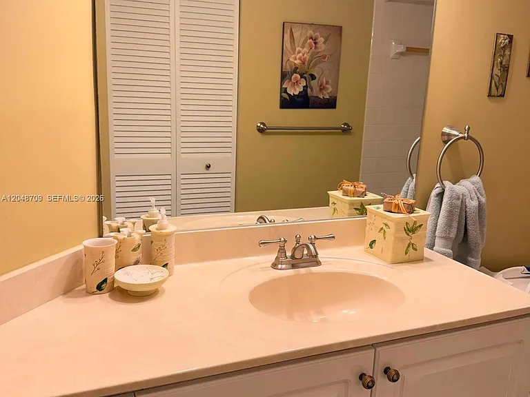 17801 N Bay Rd #206 — Photo 11