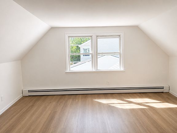 5th image of 54 Bloomfield Ln #1