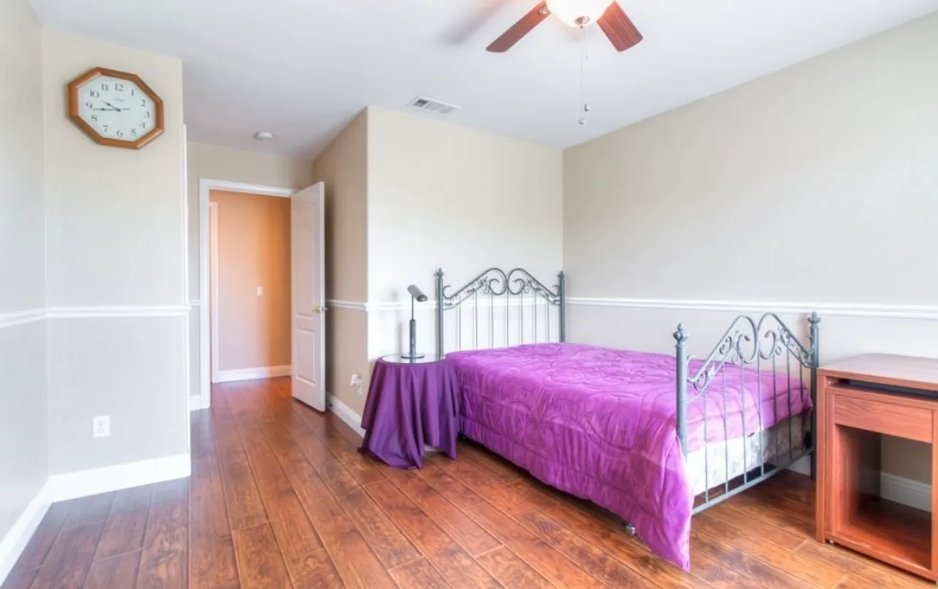 6 bed, 4399 sqft, $999 — Photo 4