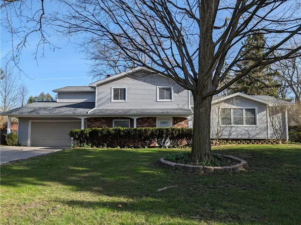 76 Parkmeadow Dr, Pittsford, NY 14534