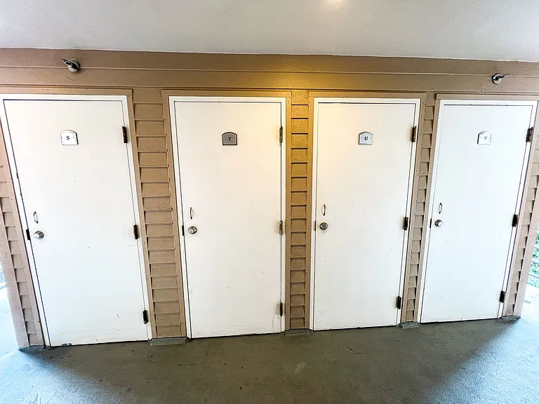 Castellan Apartments — Photo 8